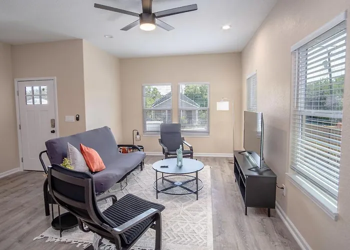 Beautiful Fenced 3Br 2Ba Near Exciting Downtown
